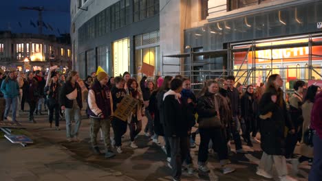 Participantes-Caminando-De-Noche-Durante-La-Manifestación-Del-Día-De-La-Mujer,-Bruselas-2024