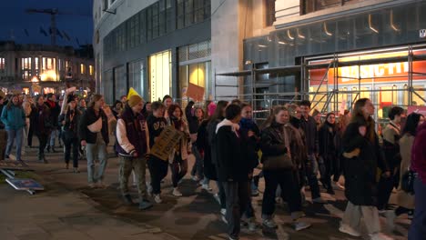 Teilnehmerinnen-Gehen-Nachts-Während-Der-Kundgebung-Zum-Frauentag-In-Brüssel-2024-Spazieren