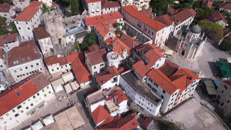 Casco-Antiguo-De-Herceg-Novi,-Montenegro,-Disparo-De-Drone-De-La-Torre-Del-Reloj-Sahat-Kula-Y-Antiguos-Edificios-De-Piedra