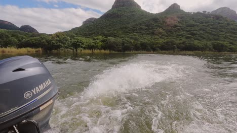 Motorboot-Rast-Entlang-Des-Malerischen-Afrikanischen-Canyon-Flusses-Und-Hinterlässt-Weißes-Kielwasser