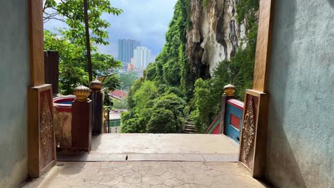 Batu-Caves-Mogote-Hindu-Schrein-Tempeltreppe-In-Kuala-Lumpur,-Malaysia