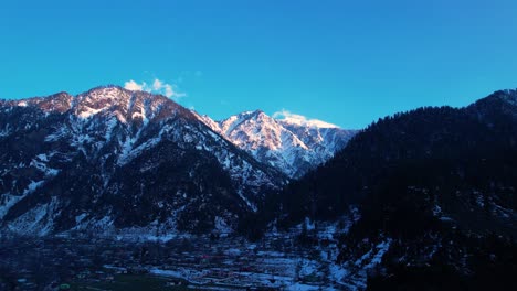 Montañas-Nevadas-Del-Himalaya-Durante-La-Puesta-De-Sol-Con-Cielos-Despejados-En-Invierno-En-Cachemira