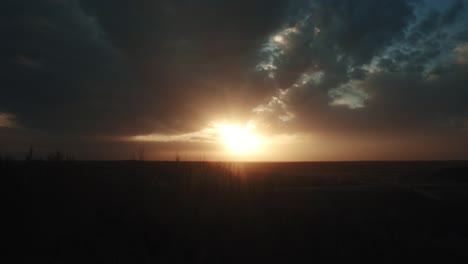 Erleben-Sie-Die-Atemberaubende-Schönheit-Von-Kansas,-Wenn-Die-Sonne-Durch-Die-Ziehenden-Wolken-Lugt-Und-Einen-ätherischen-Glanz-über-Die-Unberührte-Landschaft-Wirft