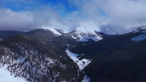 Hinterland-Blauer-Himmel-Nebel-Wolken-Boreas-Bergpass-Breckenridge-Colorado-North-Fork-Tiger-Road-Luftdrohne-Filmisch-Kahler-Berg-Keystone-Winter-Frischer-Schnee-Tagsüber-Rückwärtsbewegung
