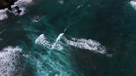 Luftaufnahme-Von-Oben-Nach-Unten-Von-Großen-Weißen-Wellen,-Die-Auf-Den-Felsigen-Strand-In-Hawaii-Krachen