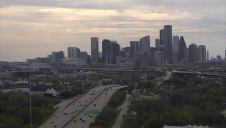 Disparo-De-Un-Dron-Desde-La-I-10-Al-Oeste-Del-Centro-De-Houston,-área-De-Texas