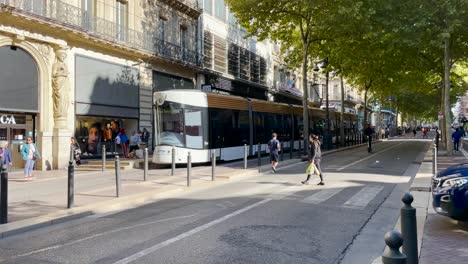 Vista-Estática-Del-Tranvía,-La-Gente-Y-El-Tráfico-Callejero-En-Marsella,-Francia.