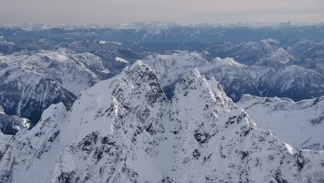 Steilen,-Schroffen-Berggipfel-Und-Bergige-Winterlandschaft-Aus-Der-Luft