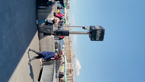 La-Gente-Se-Mueve-Por-La-Estación-De-Metro-Por-El-Antiguo-Puerto-De-La-Soleada-Marsella,-Vertical.