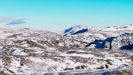 Vista-De-Las-Montañas-Boscosas-En-El-Paisaje-Nevado-Cerca-De-Bessaker,-Noruega