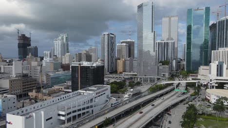 Miami,-Florida,-USA,-Luftaufnahme-Des-Stadtzentrums-Von-Dade-County,-Wolkenkratzer-Und-Verkehr-Auf-Der-Autobahn-Und-Der-Metromover-Eisenbahn,-Drohnenaufnahme