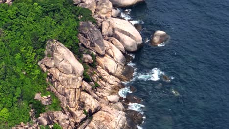 Close-up-shot-of-coastline-and-jungle,-Koh-Tao,-Thailand