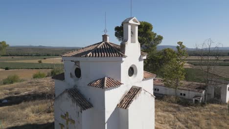 Absteigende-Luftaufnahme-Der-Zeitlosen-Schönheit-Der-Ermita-Del-Poblado-De-San-Julián,-Einer-Historischen-Kirche-Im-Herzen-Von-Marmolejo,-Dem-Konzept-Kultureller-Und-Religiöser-Bedeutung