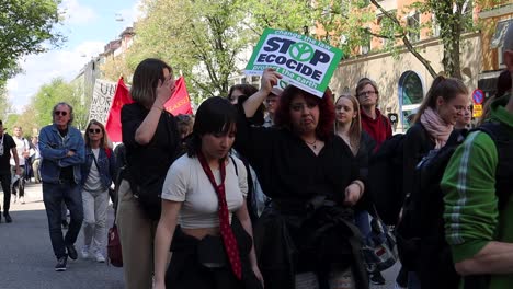 Mujeres-Jóvenes-Con-Carteles-De-Alto-Al-Ecocidio-Marchan-En-Una-Protesta-Climática-En-Suecia