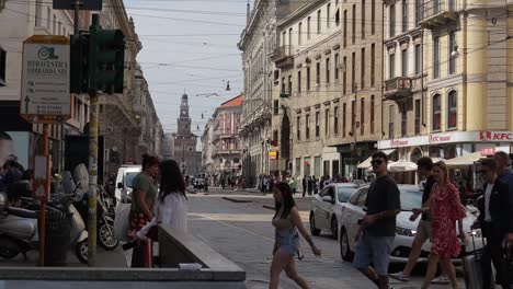 La-Gente-Camina-Por-El-Centro-De-La-Ciudad.