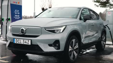 Volvo-C40-En-La-Nieve-Del-Invierno,-Landvetter,-Suecia