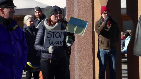 Frau-Mit-„Stoppt-Den-Krieg“-Schild-Bei-Protest-Gegen-Den-Russischen-Krieg-In-Der-Ukraine