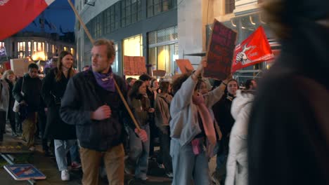 Gemischte-Menschenmenge-Marschiert-Bei-Abendkundgebung-Für-Frauenrechte