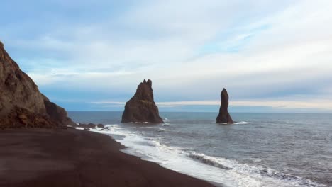 Mit-Einer-4K-Drohne-Aufgenommene-Luftaufnahmen-Zeigen-Eine-Meereslandschaft-Mit-Zwei-Hoch-Aufragenden-Felsen-In-Der-Mitte