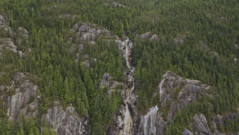 Shannon-Falls,-BC,-Kanada-–-Luftaufnahme-Einer-V2-Drohne,-Die-Auf-Wasserfälle-An-Einer-Klippe-Zufliegt-Und-Spektakuläre-Ausblicke-Auf-Das-Wasser-Einfängt,-Das-Inmitten-Eines-Hoch-Aufragenden-Waldes-Eine-Felsige-Klippe-Hinabstürzt-–-Aufgenommen-Mit-Mavic-3-Pro-Cine-–-Juli-2023