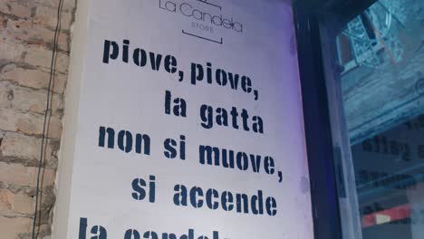 Cartel-De-La-Tienda-La-Candela-Con-Encantadora-Frase-Italiana