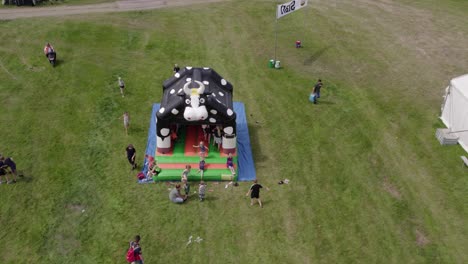 Vista-Aérea-De-Coches-Antiguos-Corriendo-En-Pista-De-Tierra,-Frisia,-Países-Bajos