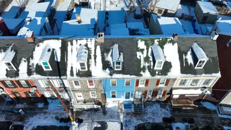 Bunte-Amerikanische-Reihenhäuser-Im-Winterschnee