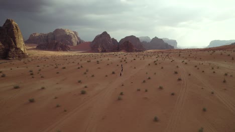 Gente-En-El-Vasto-Paisaje-Desértico-De-Wadi-Rum-En-Jordania,-Antena-Cinematográfica