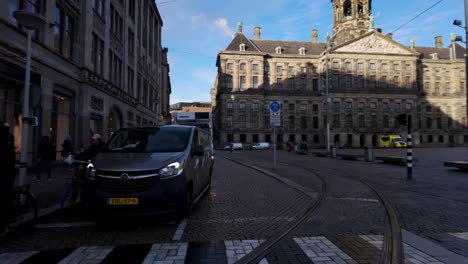 Weite-Sicht-Auf-Belebte-Straßen-Und-Zebrastreifen-In-Amsterdam,-Niederlande,-Mit-Fußgängern-Und-Fahrzeugen,-Die-Tagsüber-Fahren