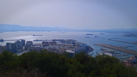 Vista-De-Paralaje-Por-Drones-De-Una-Ciudad-Situada-Junto-A-Un-Océano