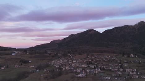 Bergstadt-Bei-Sonnenaufgang,-Rosa-Himmel-Und-Wolken