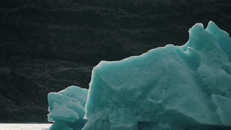 Primer-Plano-De-Un-Iceberg-En-El-Lago-Argentino-En-La-Patagonia,-Santa-Cruz,-Argentina