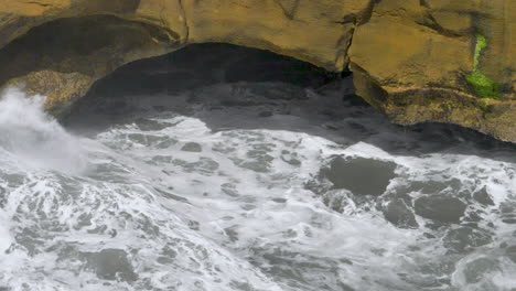 Zeitlupenwelle-In-Meereshöhle---Punakaiki,-Neuseeland