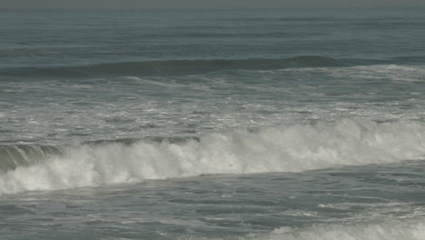 Relaxing-ocean-waves-at-a-beach-in-San-Diego,-California