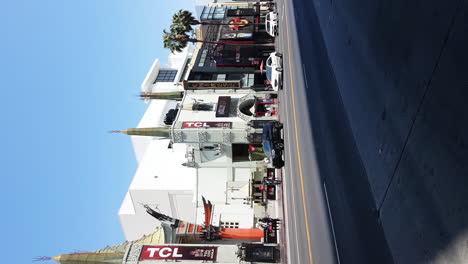 Vertikales-Video,-Hollywood-Boulevard-Walk-Of-Fame,-TCL-Chinese-Theatre,-Verkehr-An-Einem-Sonnigen-Tag,-Los-Angeles,-Kalifornien,-USA