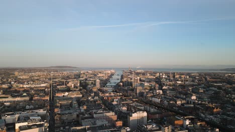 Flug-über-Die-Stadt-Dublin-Während-Der-Goldenen-Stunde---4K-Filmaufnahmen-Aus-Der-Drohne---Dublin---Irland