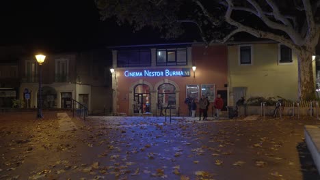 Un-Solo-Disparo-Desde-Fuera-Hacia-Dentro,-Noche-En-El-Cine-Nestor-Birmania,-Montpellier-Francia