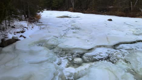 Luftaufnahme-Des-Wassers,-Das-Den-Gefrorenen-Wasserfall-Des-Gooseberry-Falls-State-Park-Hinunterfällt