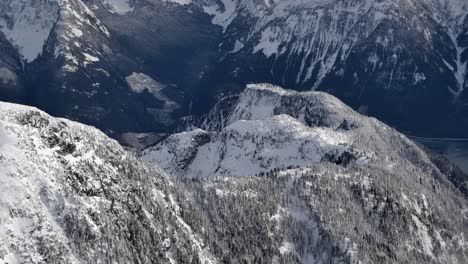 Luftaufnahme-Eines-Schneebedeckten-Berggipfels-An-Einem-Sonnigen-Tag