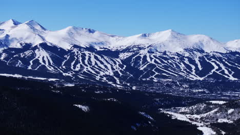 Sonniger-Wintermorgen-Blauer-Himmel-Breckenridge-Skiort-Vail-Epos-Ikon-Pass-Luftdrohne-Landschaft-Skipiste-Läufe-Gipfel-County-Tiger-Swan-Bergstraße-Tenmile-Peaks-Rocky-Mountains-Kreis-Rechts