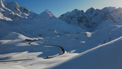 Drohnenaufnahmen-Einer-Friedlichen,-Schneebedeckten-Bergkette