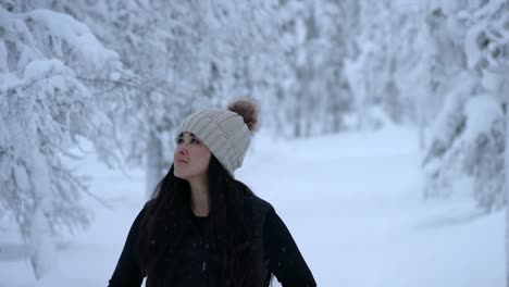 Chica-Explorando-El-País-De-Las-Maravillas-Nevadas-Del-Invierno-En-Laponia,-Finlandia,-El-Círculo-Polar-ártico