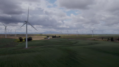 Imágenes-Aéreas-En-Cámara-Lenta-De-4k-De-Molinos-De-Viento-Sobre-Tierras-Agrícolas-En-California