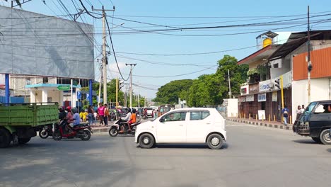 Tráfico-Intenso-De-Coches,-Motos-Y-Autobuses-Microlet-Con-Gente-En-Hora-Punta-En-El-Centro-De-La-Ciudad-Capital-De-Timor-Oriental,-Sudeste-De-Asia