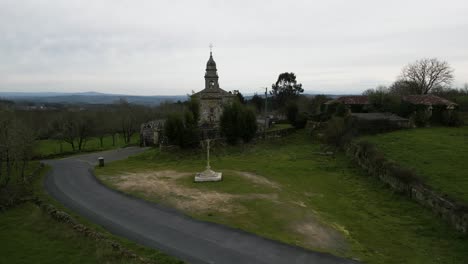 La-Carretera-Asfaltada-Conduce-A-La-Entrada-De-La-Iglesia-De-Santa-María-De-Salamonde-En-San-Amaro-España