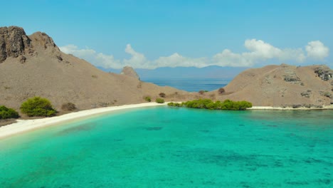 Turquoise-Sea-With-Shallow-Waters-At-Pink-Beach-On-Komodo-Island-In-Indonesia