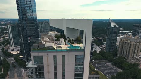 Piscina-De-Lujo-En-La-Cima-De-Un-Alto-Rascacielos-En-La-Ciudad-De-Atlanta,-Estados-Unidos