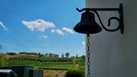 Hermosa-Campana-Antigua,-Que-Sirve-Como-Timbre-En-La-Región-De-Langhe-En-Italia.