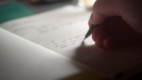 Schreiben,-Handschriftlich-Einen-Tagesplan-In-Ein-Notizheft-Eintragen