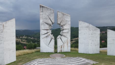 Monumento-Kadinjaca-A-La-Segunda-Guerra-Mundial,-Uzice,-Serbia